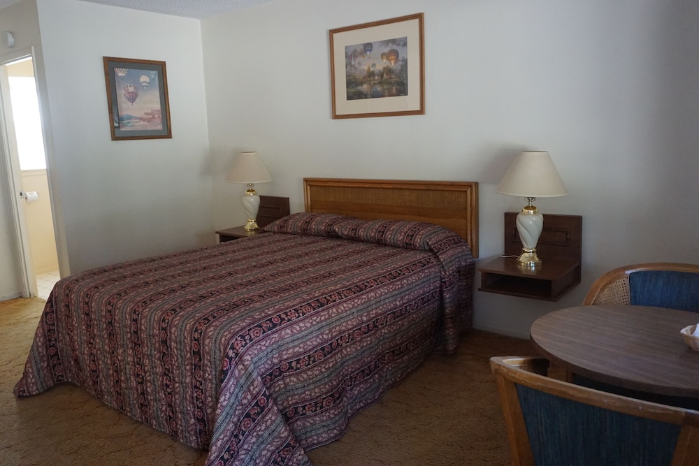 Standard Room, 1 Queen Bed photo 3