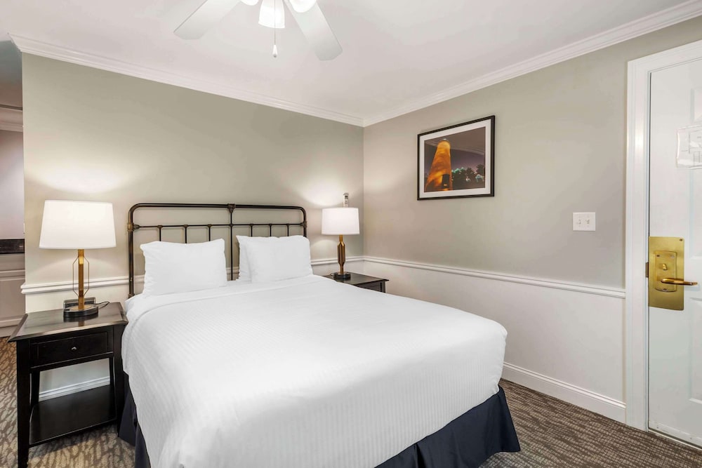 Suite, 1 Queen Bed with Sofa bed, Non Smoking - Photo 1