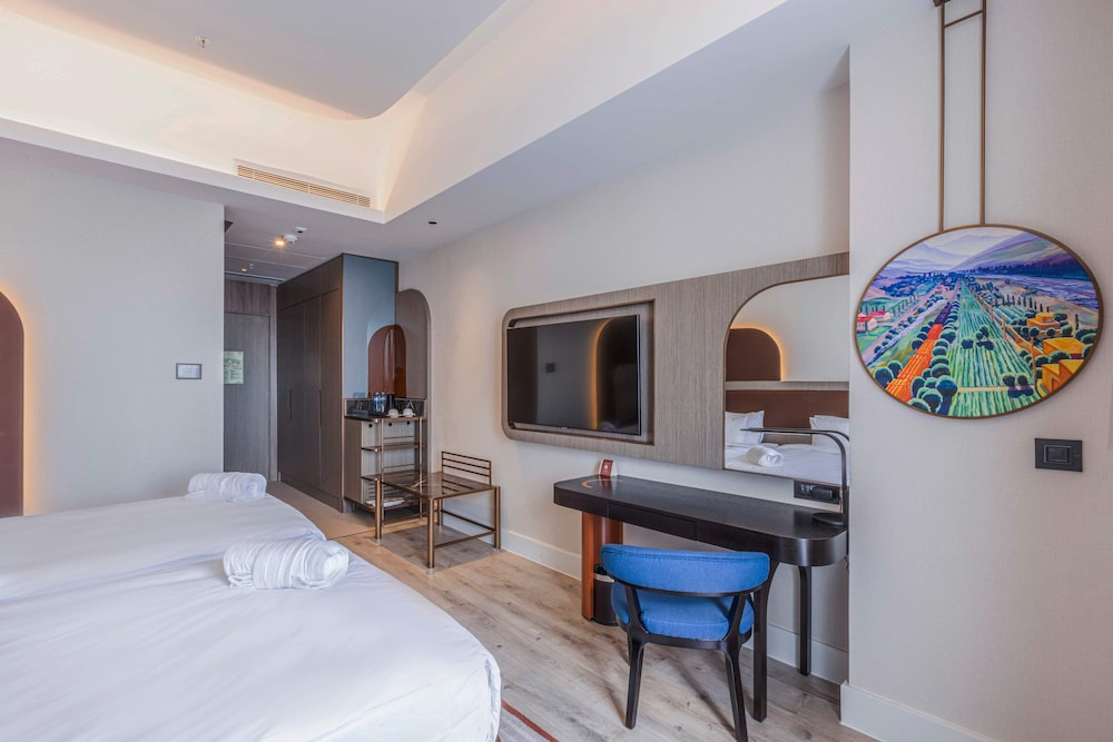 Standard Room with Balcony, Canal View - Photo 1