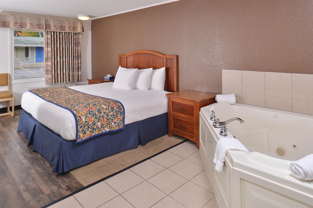 Room, 1 King Bed, Non Smoking, Jetted Tub photo 2
