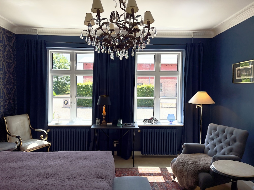 Deluxe Room, 1 King Bed photo 2