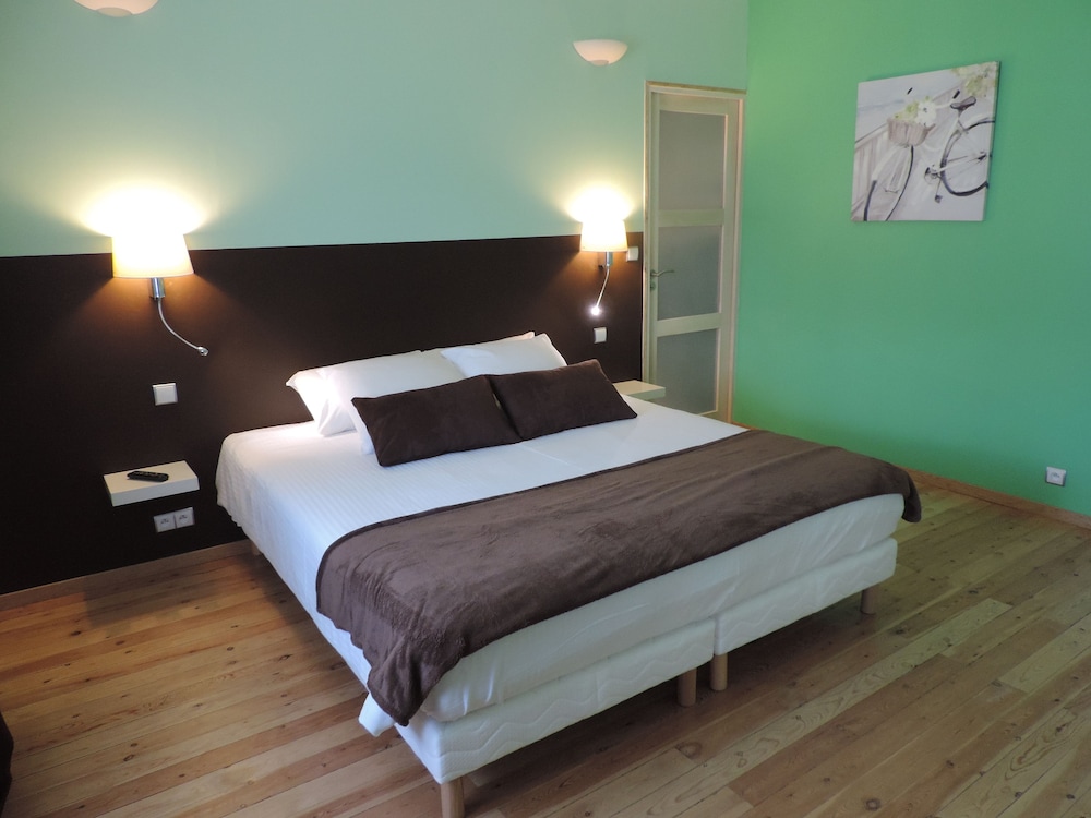 Superior Triple Room, 2 Bedrooms, Private Bathroom, Partial Lake View photo 1