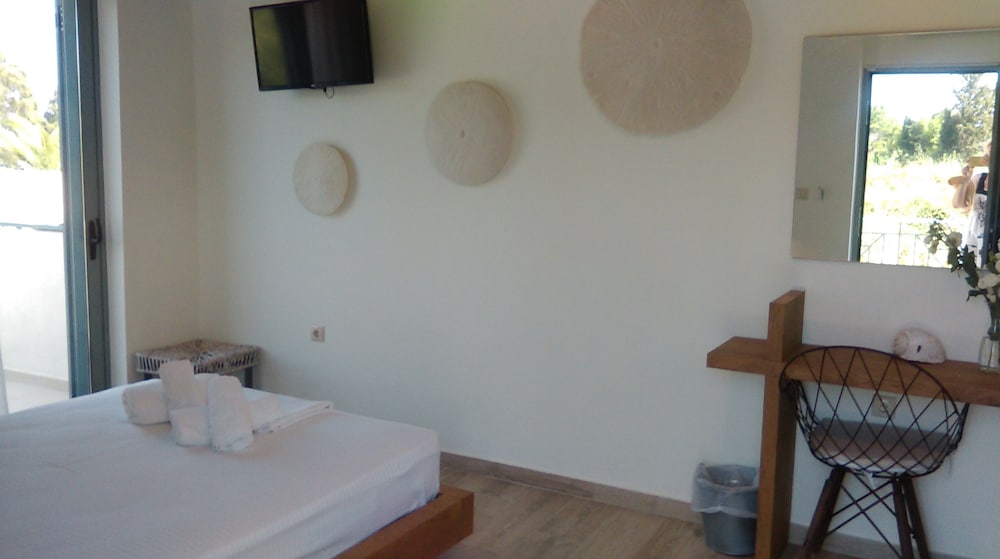 Junior Suite, 1 Queen Bed, Pool View photo 3