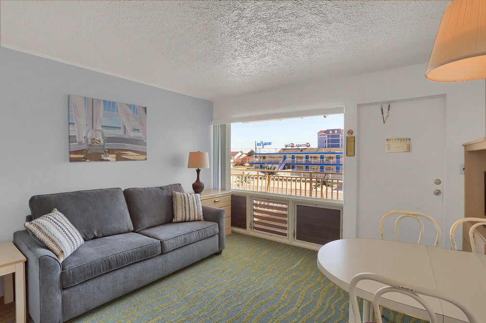 Deluxe Room, 1 Queen Bed with Sofa bed, Kitchenette photo 2