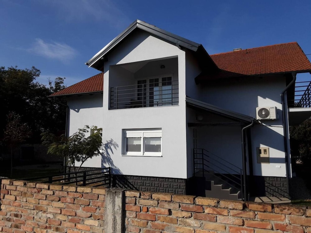 Villa photo 2