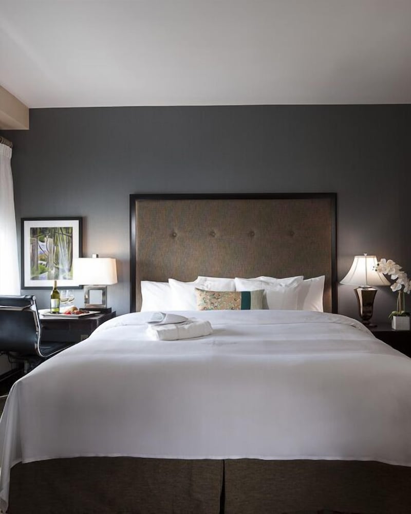 Deluxe Room, 1 King Bed, Non Smoking, City View