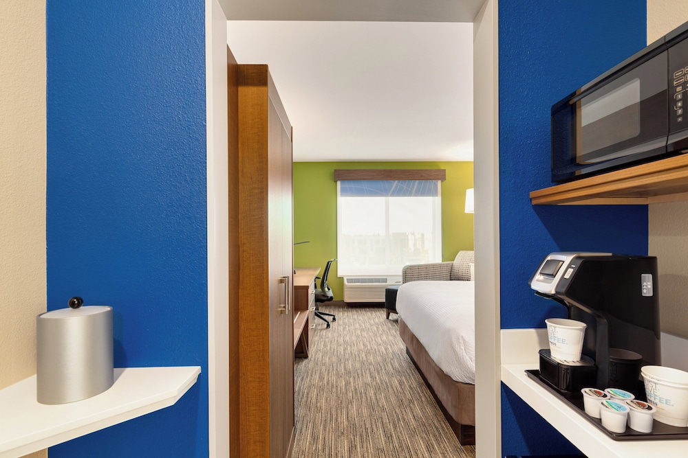 Standard Room, 1 King Bed, Roll-in Shower (Communications, Mobility) - Photo 4