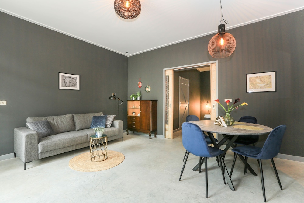 Design Studio Suite, 1 King Bed, Garden View, Ground Floor photo 3