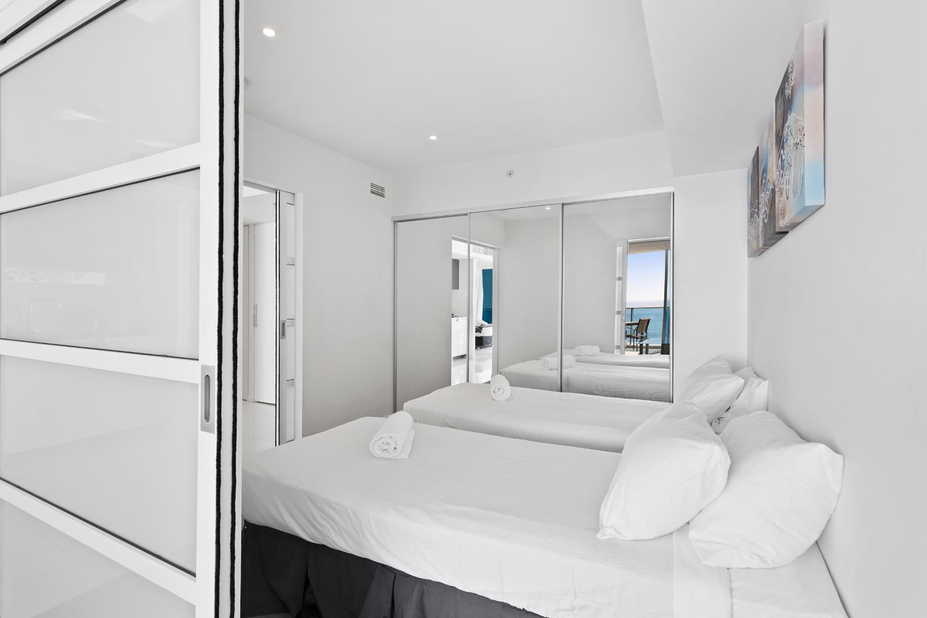 Two bedroom, two bathroom level 32 ocean view photo 2