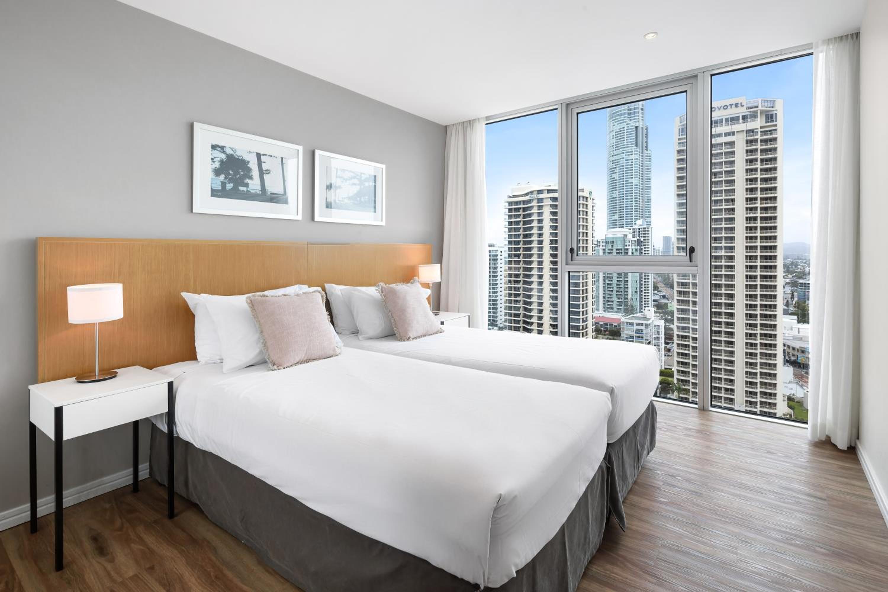Two bedroom, two bathroom level 18 ocean view photo 3
