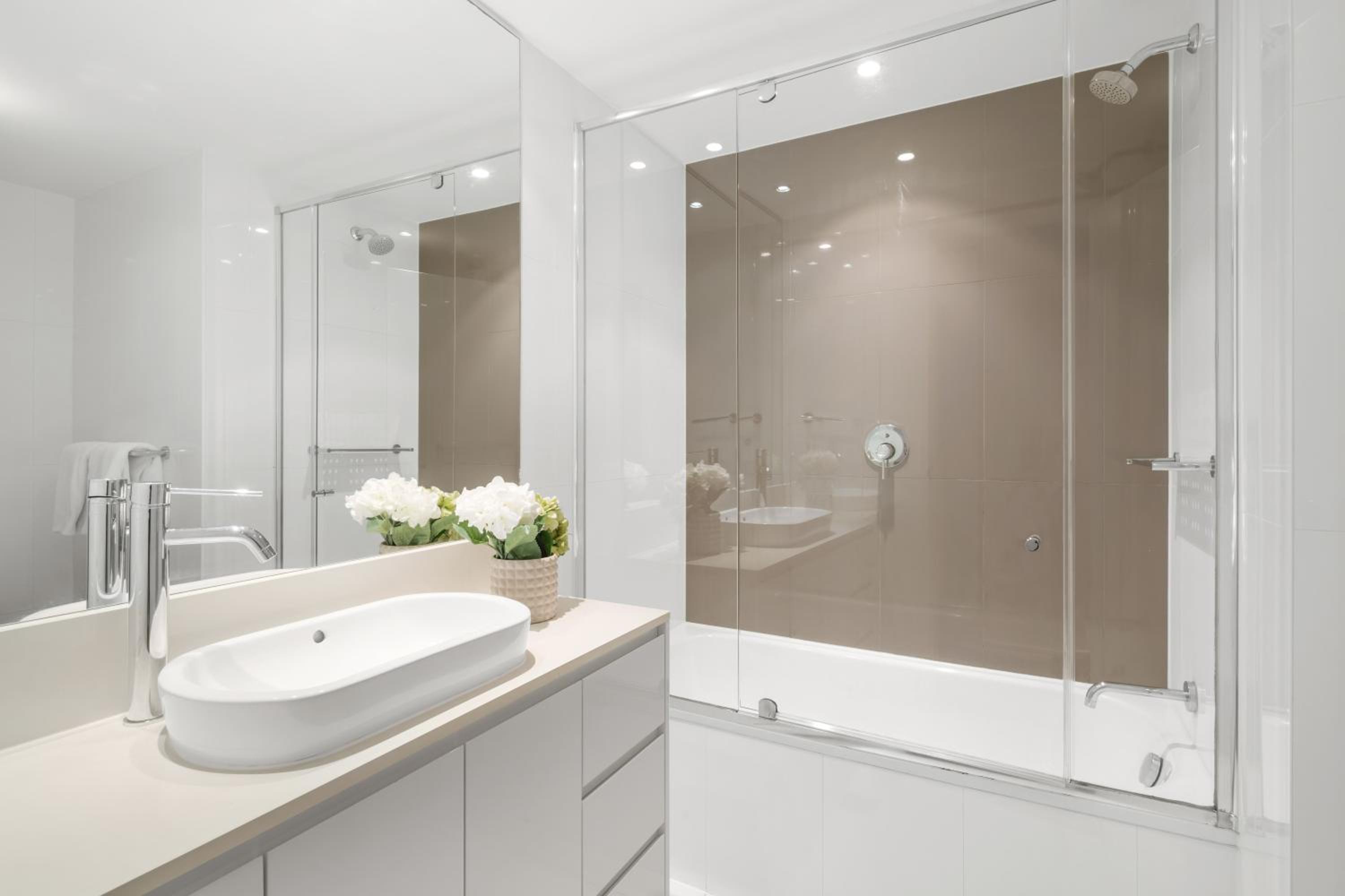 Two bedroom, two bathroom level 19 ocean view photo 3