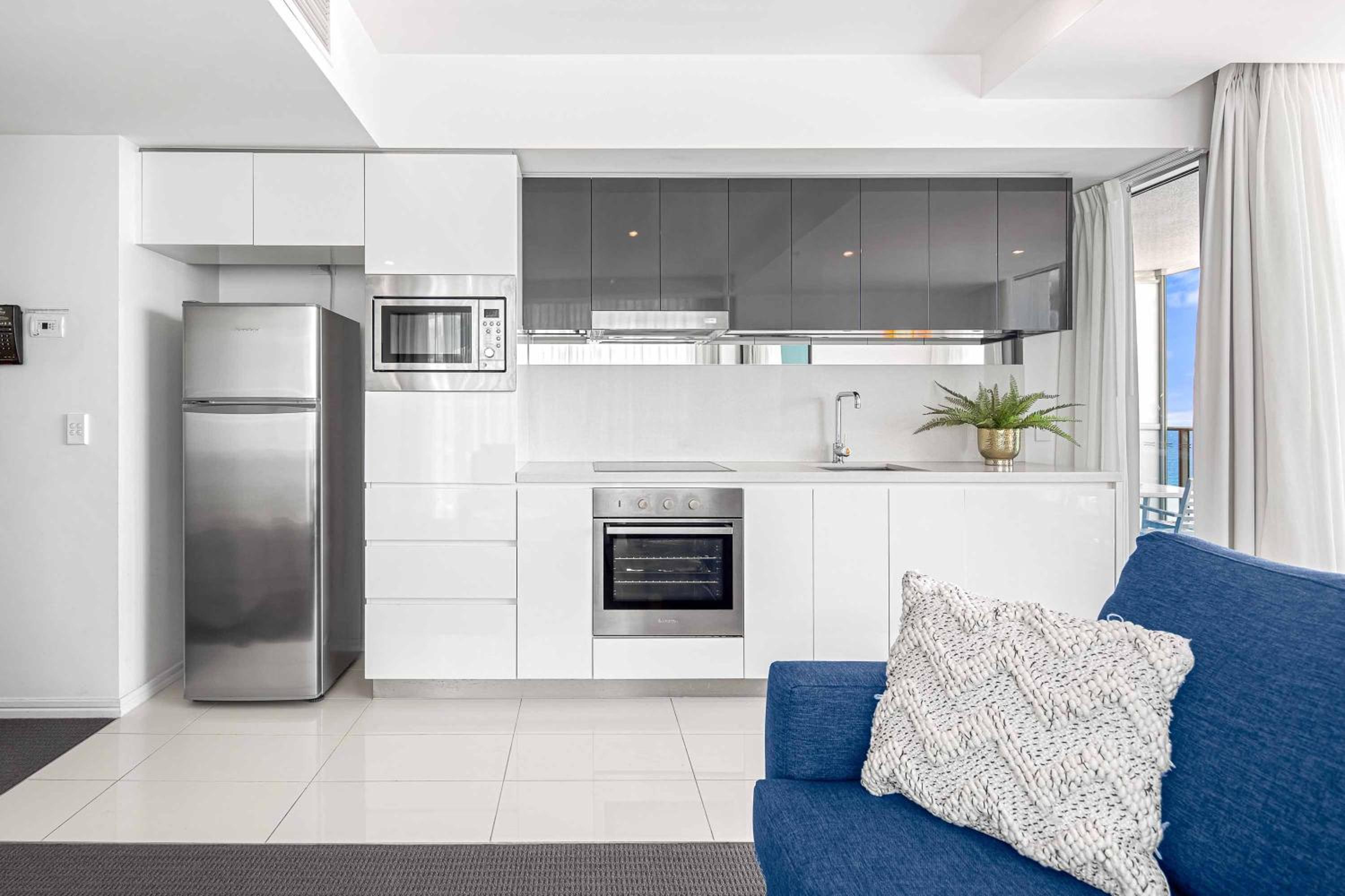 Two-Bedroom, Two Bathroom Level 27 Ocean View photo 3