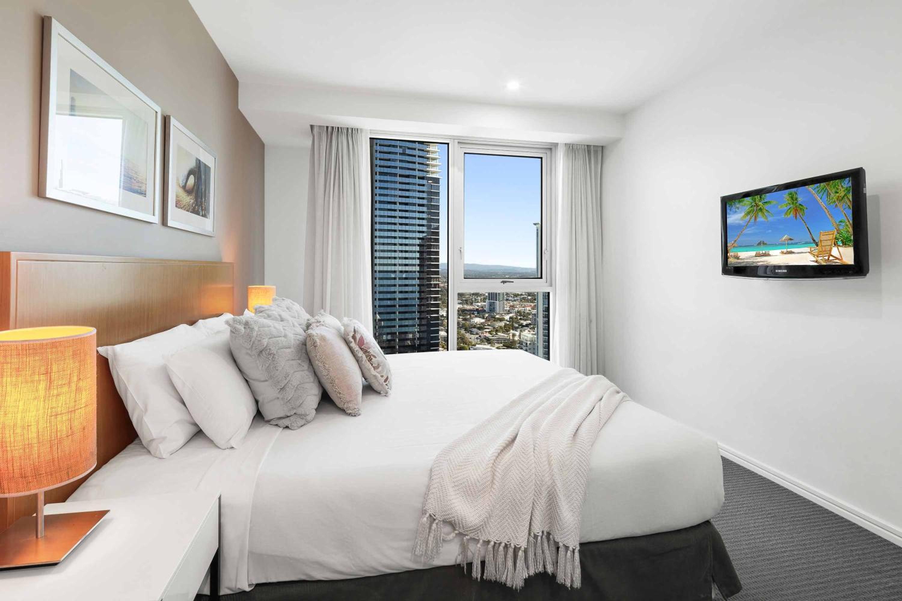Three Bedroom, Two Bathroom Level 31 Ocean View  photo 2