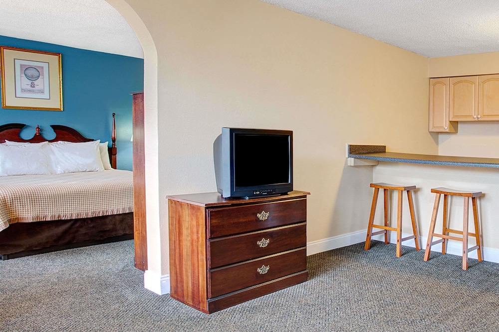 Deluxe Studio Suite, 1 King Bed, Non Smoking photo 1