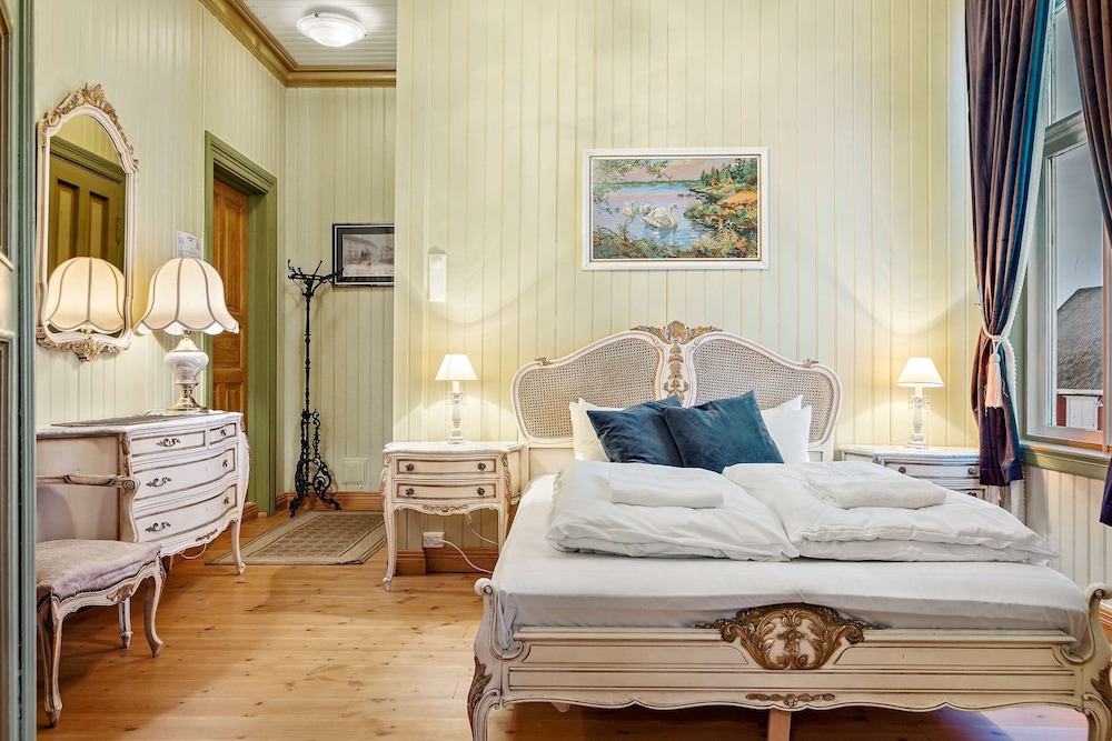 Executive Suite, 1 King Bed, Non Smoking, Sea View - Photo 1
