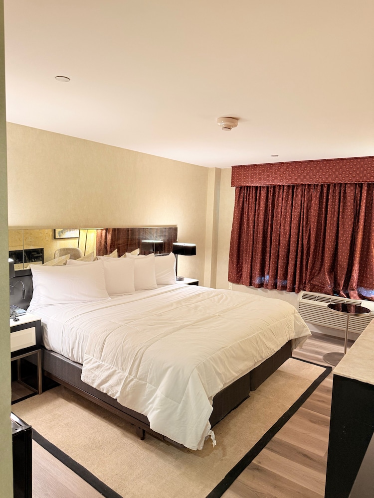 Deluxe Room, 1 King Bed photo 1