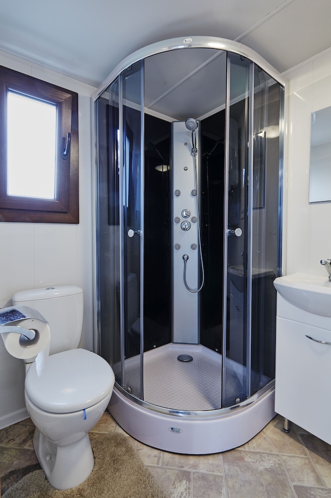 Mobile Home (5 Guests) photo 3