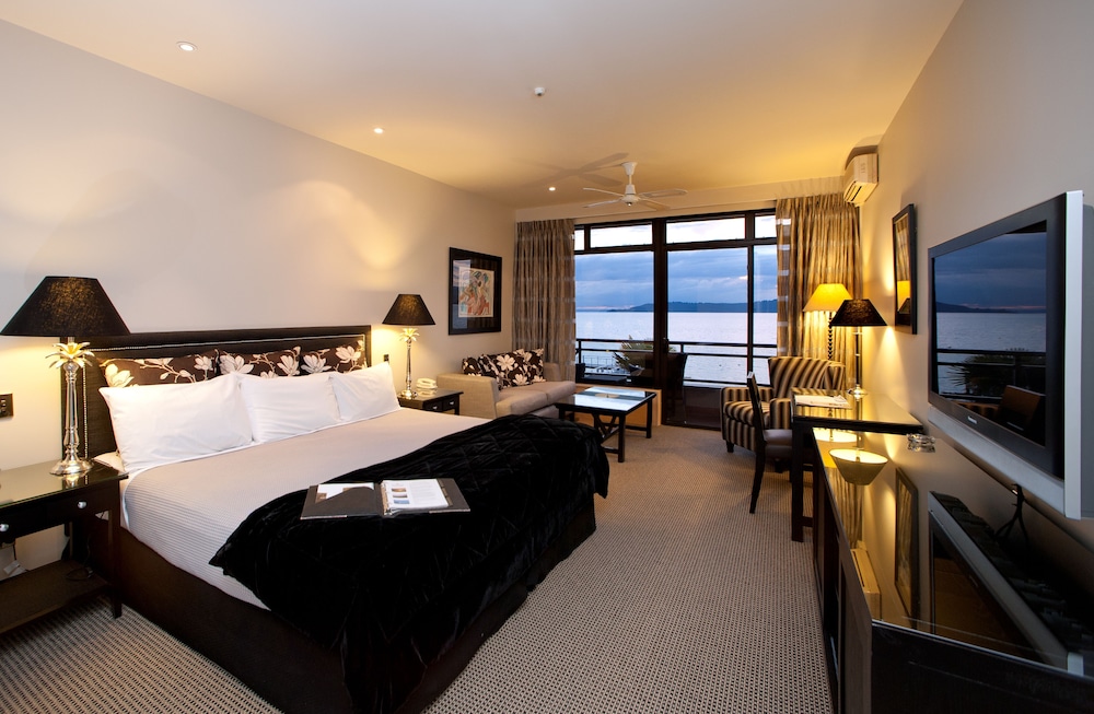 Junior Suite King with Lake View photo 1