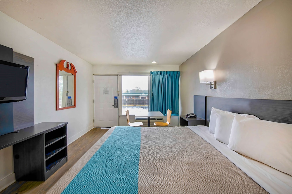 Deluxe Room, 1 King Bed, Smoking, Refrigerator & Microwave photo 2