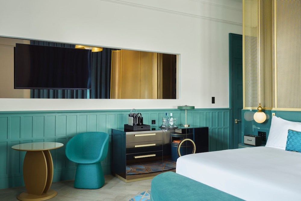 Superior Suite, 1 King Bed, City View thumbnail 5