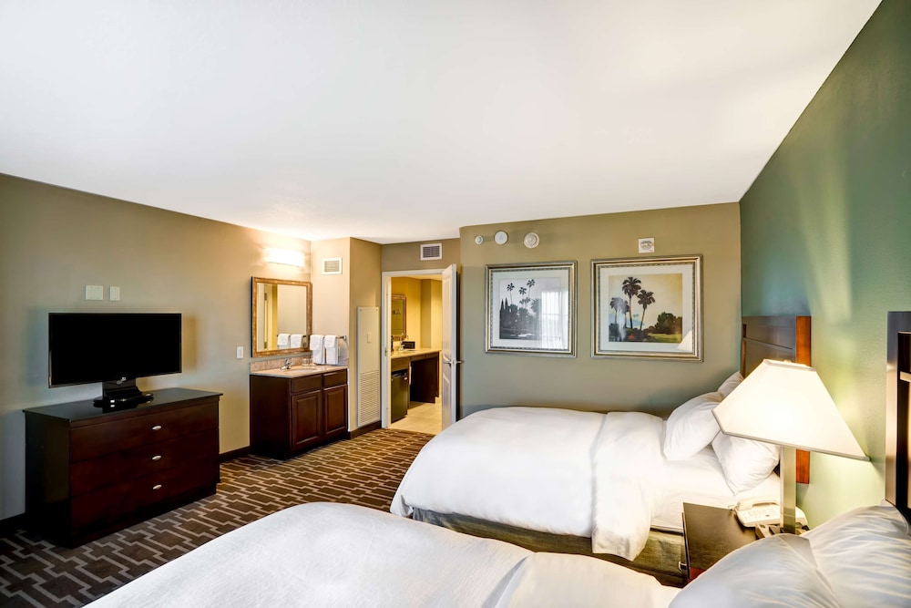 Suite, 2 Double Beds, Accessible, Bathtub