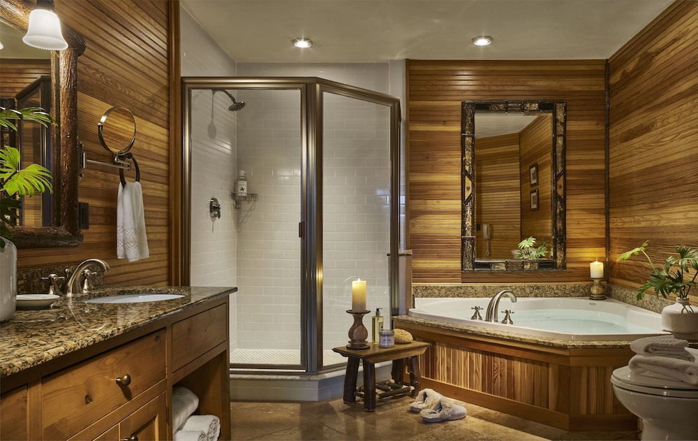 Suite, 3 Bedrooms - Photo 2