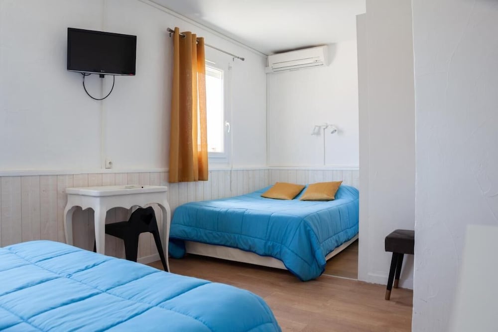Quadruple Room, City View photo 2