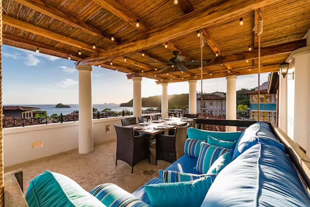 Condominio Deluxe, Múltiples Camas, Terraza, Vista al Océano (36 Plaza Carlota | 2 Recámaras | 2 Baños)