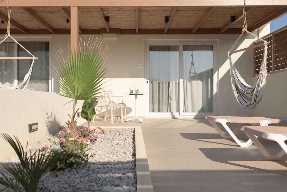 Superior Guest Room Annex with Garden and Side Sea View photo 2