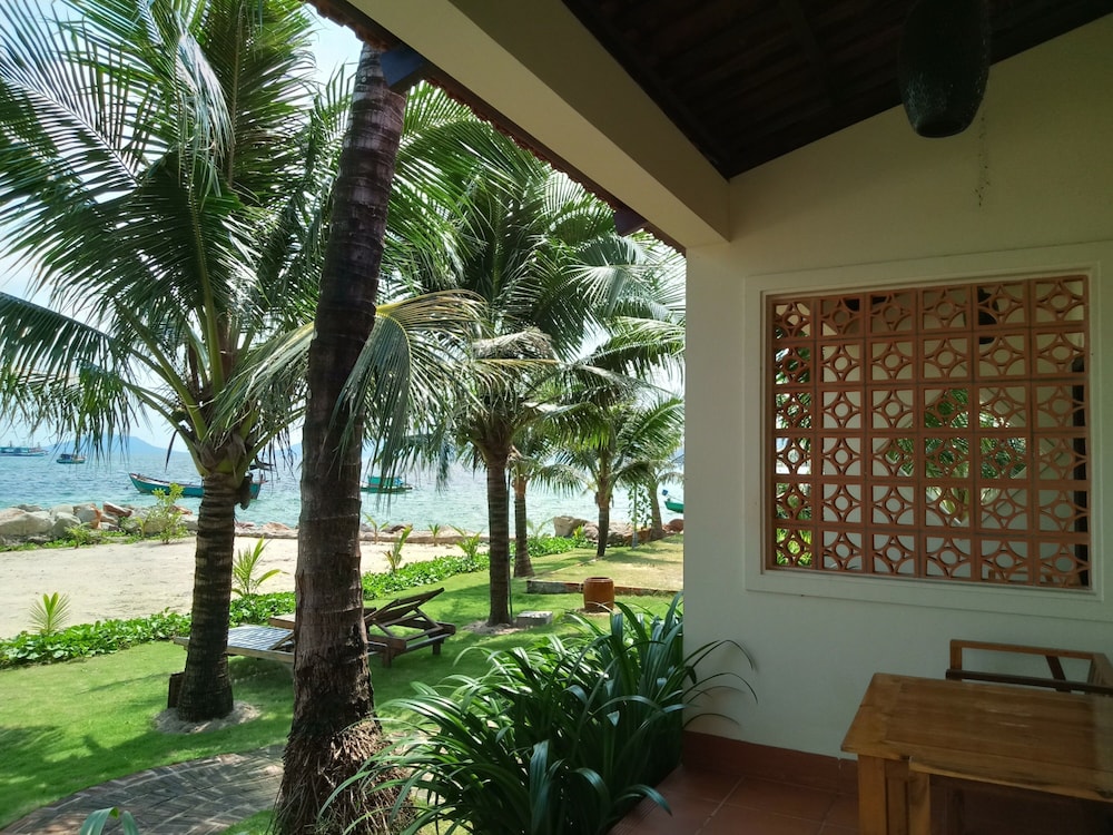 Deluxe Bungalow, 1 King Bed, Beach View