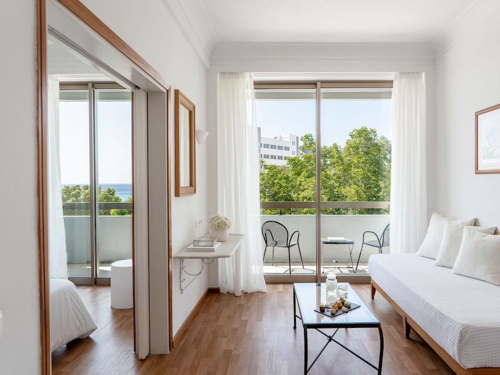 Premier Family Guestroom Side Sea View - Photo 2