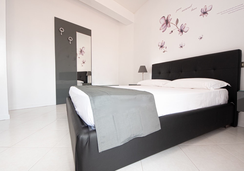 Quadruple Room, 2 Queen Beds, Pool View photo 1