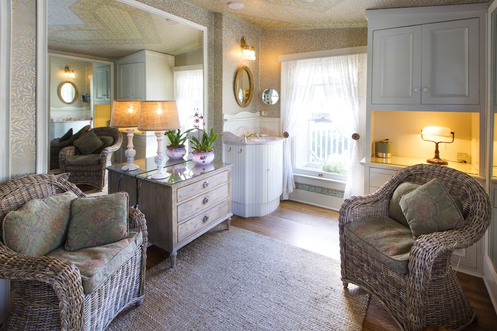 Superior Room, 1 Queen Bed, Balcony, Garden View (Sun Room) - Photo 1