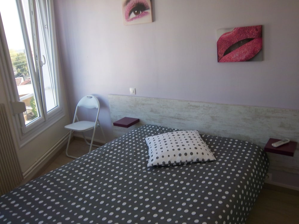 Single Room, Shared Bathroom photo 2