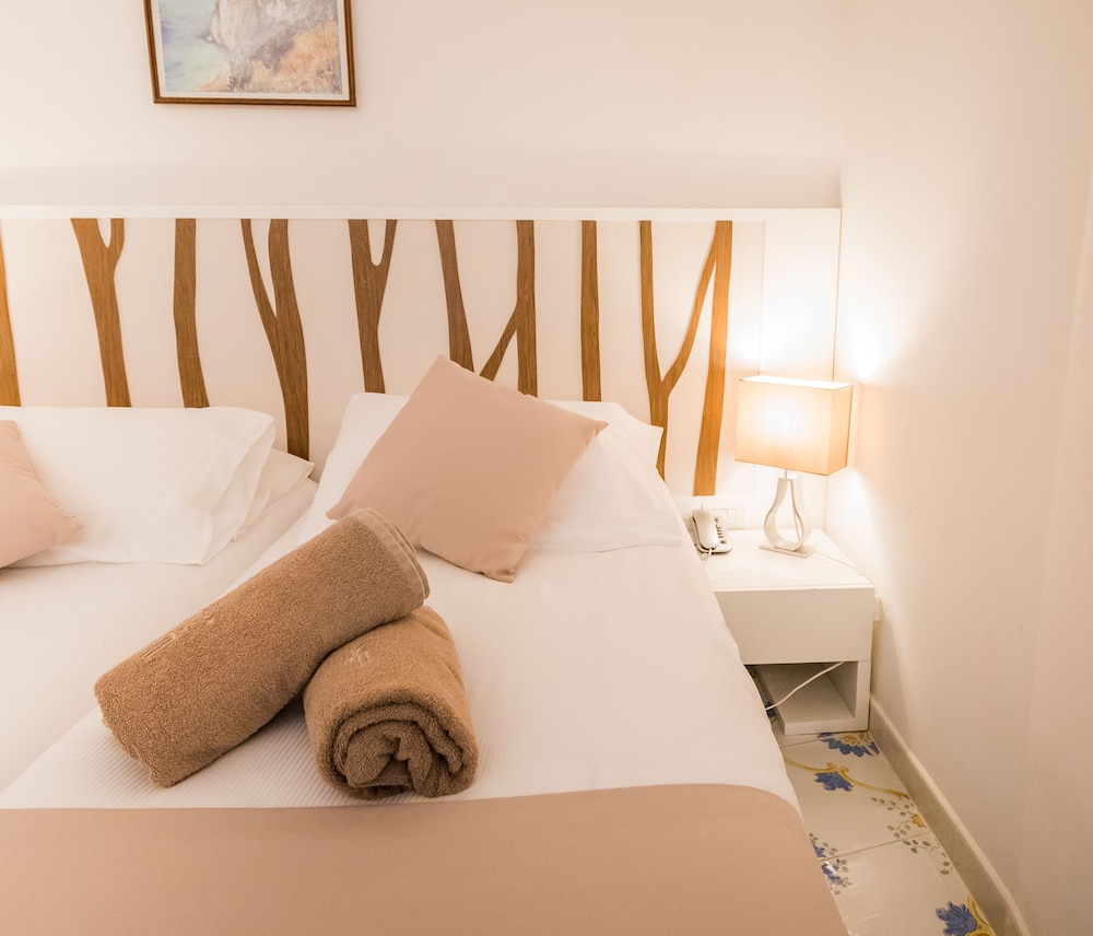 Economy Double or Twin Room, 1 Double or 2 Twin Beds photo 2