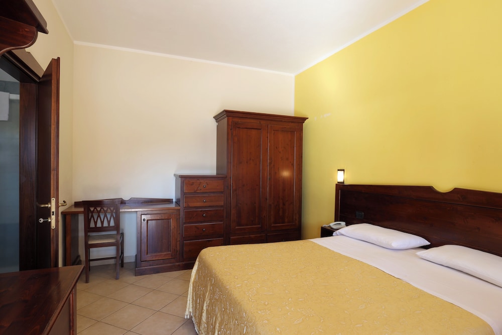 Standard Double Room - Photo 11