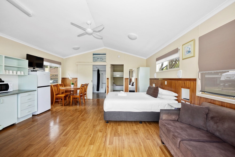 Deluxe Cabin Accessible - Sleeps 4 - Dog Friendly photo 1
