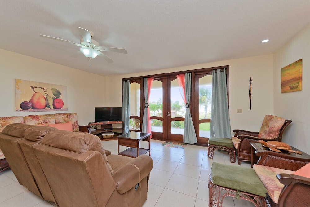 Luxury Villa, 2 Bedrooms, 2 Bathrooms, Beachside