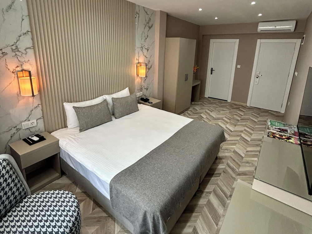Deluxe Room, 1 Queen Bed, Non Smoking, City View photo 2