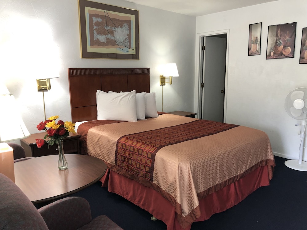 Standard Room, 1 Queen Bed, Non Smoking photo 3