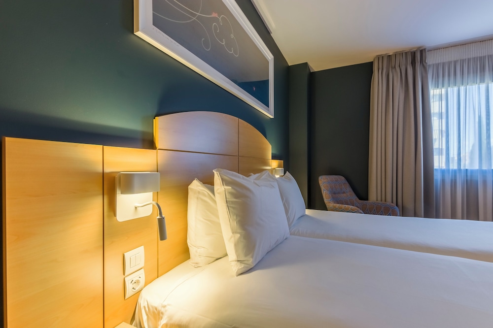 Room - Photo 16