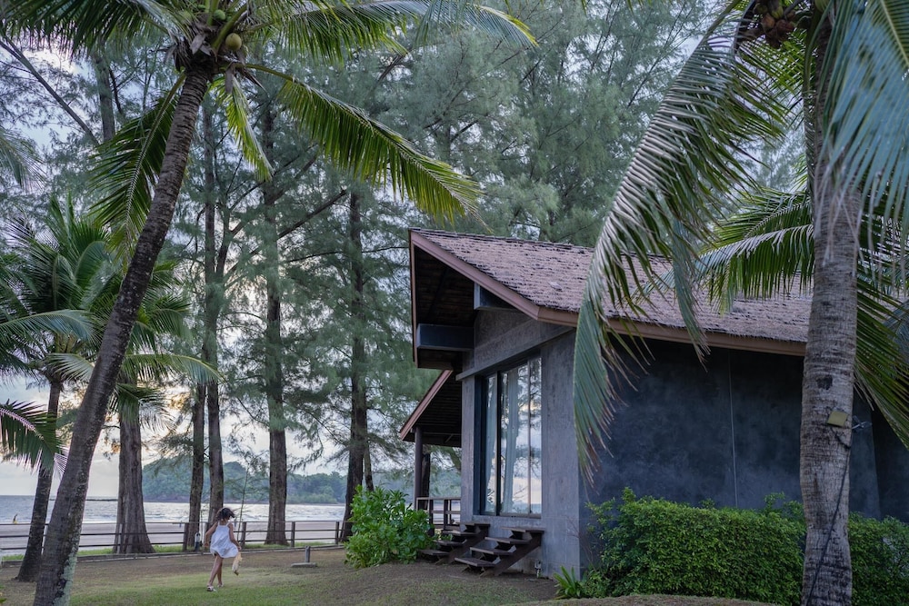 Deluxe Beachfront Villa - Photo 4