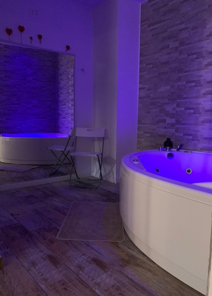 Romantic Room, Jetted Tub