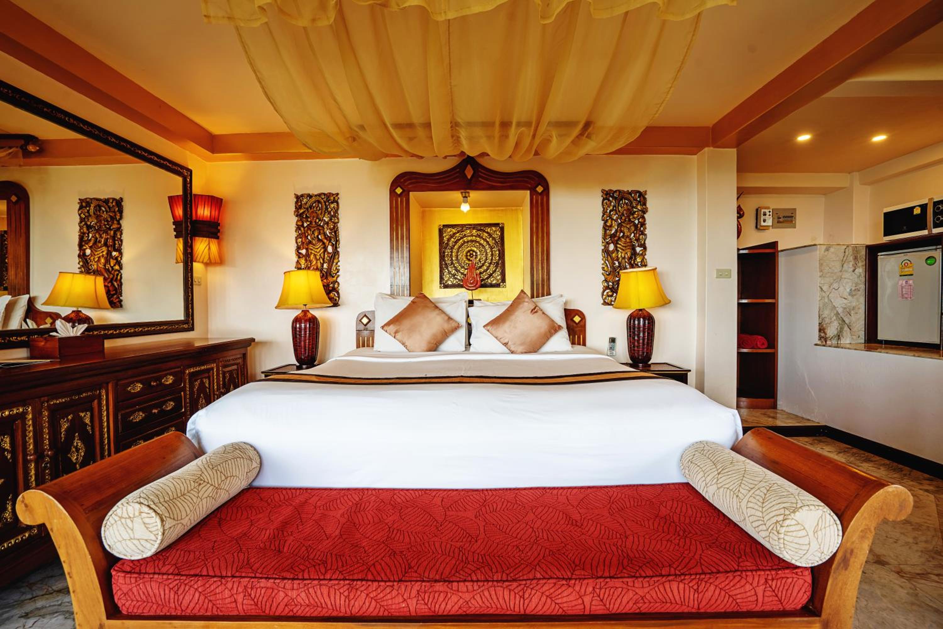 One-Bedroom Suite with Spa Bath - Partial Seaview
