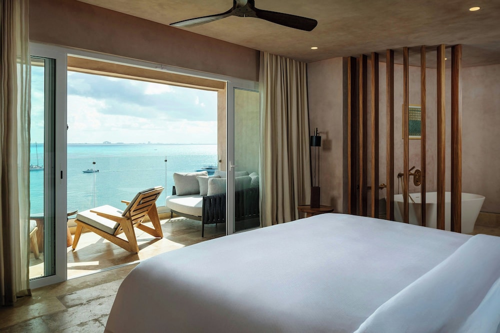 Presidential Suite, 1 King Bed, Balcony, Oceanfront thumbnail 6