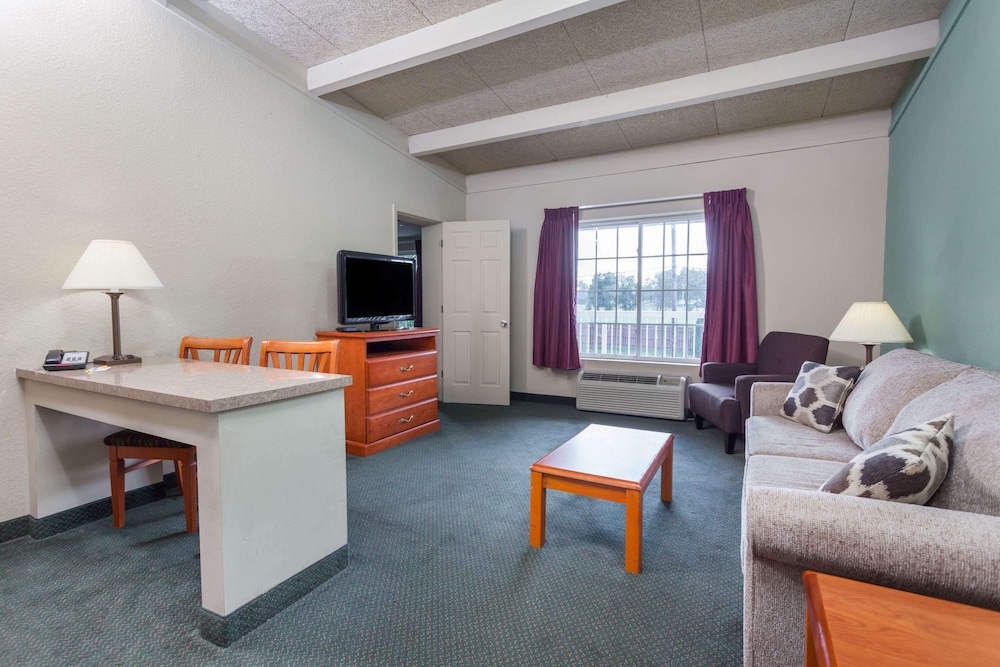 Room, Multiple Beds, Non Smoking (Efficiency) - Photo 1