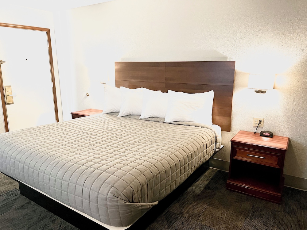 Deluxe Room, 1 King Bed, Non Smoking - Photo 7