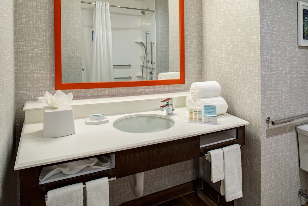 Room, 2 Queen Beds, Accessible, Bathtub - Photo 4