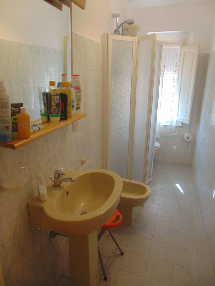 Basic Double Room, 1 Double Bed, Private Bathroom photo 3