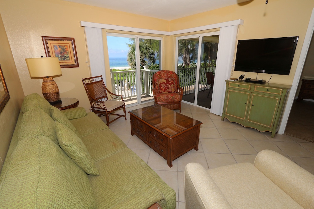 Condo, 2 Bedrooms, Beachfront photo 2